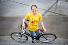 Foto: Mai-Britt Aagaard Kristensen fra Cyklistforbundet præsenterer årets VI CYKLER TIL ARBEJDE t-shirt. (Fotograf: Mette Frandsen).