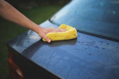De store mængder af salt og snavs, der findes på vejene i vinterhalvåret, slider hårdt på bilen. Derfor kan det være en god idé med en forebyggende voksbehandling allerede i efteråret. Foto: PR.