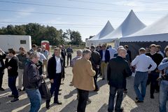 Flere end 80 teknikere, fagfolk og samarbejdspartnere var mødt op for at overvære det første spadestik til etableringen af Solrød Biogas A/S