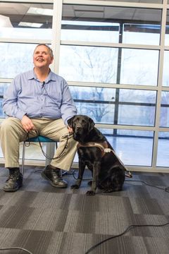 Keith Bundy. Siteimproves amerikanske konsulent for digital tilgængelighed med førerhunden Mercury
