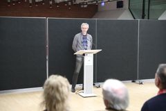Tommy Olsen, formand for Grønt Forum, Ishøjs grønne råd, holder tale ved uddelingen af Ishøjs Klima- og Miljøpris 2018 den 29. november.