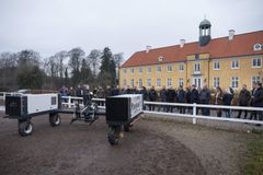 Landmænd og minister var med ved afprøvning af robottraktor på ny efteruddannelse for innovative landmænd