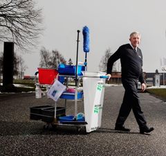 Anders Andersen har med over 50 års erfaring i rengøringsbranchen oplevet lidt af hvert. Derfor glæder det ham, at rengøringsfaget for tiden nyder uhørt stor anerkendelse i kampen mod coronasmitte. Foto: PR.