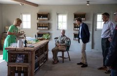 Dronningen besøgte gårdbutikken på Lilleø og fik smagsprøver af den lokalt fremstillede vin. Foto: Meyers