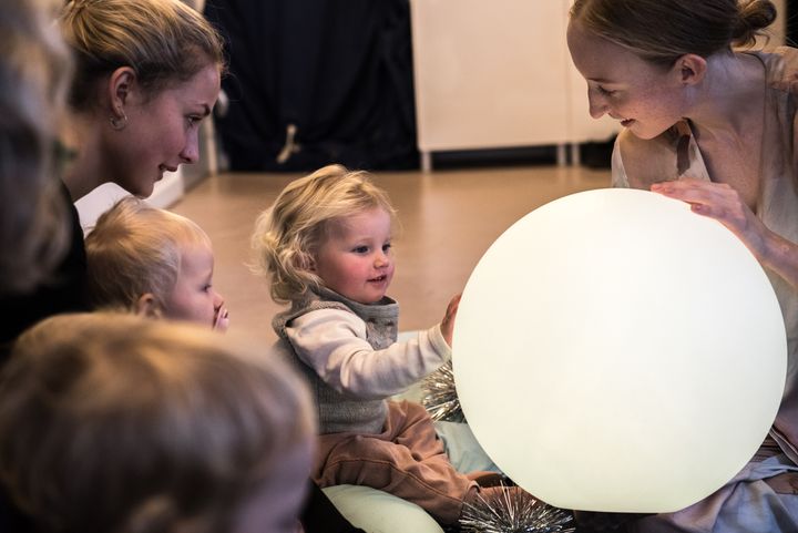 Børn i vuggestuen kan glæde sig til at Dansehallerne præsenterer kompagniet MYKA’s forestilling ”Månen”. Fotograf Søren Kristoffer Kløft.