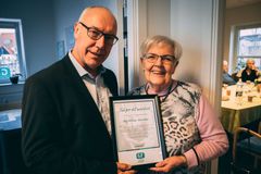 Elly Pedersen fra OK-klubben i Haderslev modtog anerkendelsen fra GF Forsikring for sit enorme frivillige arbejde for de ældre.