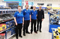 Henrik Hansen (th.) er faglærer på uddannelsen i Esbjerg. I første halvår er han konstant sammen med de fire studerende i Biltema. Den faste kontaktperson giver de unge en stor tryghed i deres arbejde og uddannelse. Foto: PR.