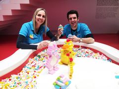 Play agents i LEGO House står klar med tips og tricks til, hvordan man kan bygge sjove og seje påskekyllinger ud af LEGO klodser.