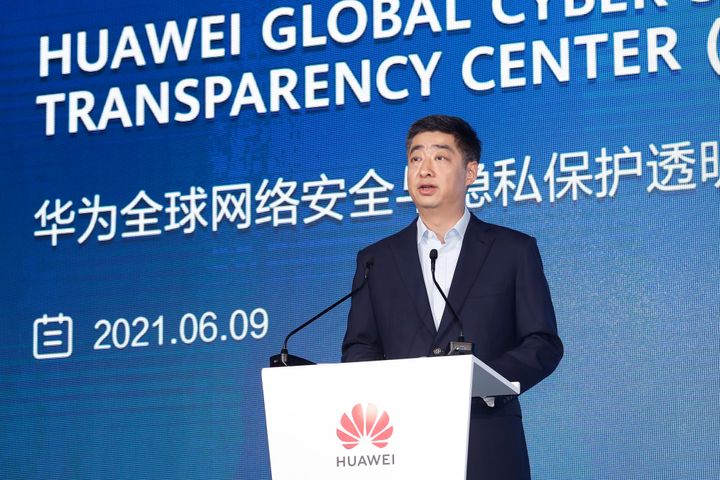 Ken Hu, Huaweis Rotating Chairman, taler ved åbningen af Huaweis nye besøgscenter for cybersikkerhed, ” Global Cyber Security and Privacy Protection Transparency Center” i Dongguan, Kina.