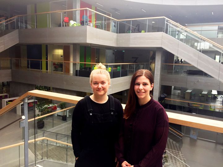 De to ergoterapeutstuderende, Julie Warming Sørensen (tv) og Helle Henriksen, skulle gennemgå det fysiske arbejdsmiljø i produktionen hos Velux i Østbirk. Det blev en succes for både praktikanter og Velux. Foto: Lene Rasmussen, VIA.