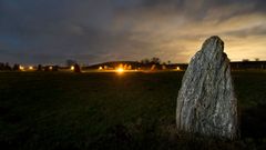 Et nyt forskningsprojekt skal gøre os klogere på de danske Skjoldunger i Lejre og de svenske Ynglinger i Uppsala. Kredit: Ole Malling/ Museumskoncernen ROMU
