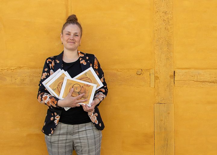 Arkæolog og museumsinspektør Nadja Mortensen, der sammen med seniorforsker Lars Kjølhede Christensen har været redaktør på "Jagten", glæder sig over, at ROMUs nyeste viden nu er tilgængelig for alle. Foto: Kristian Grøndahl