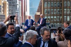 På bænken i New York sidder fra venstre Mark Watts, leder af C40, og ved siden af sidder Rotterdams borgmester, Ahmed Aboutaleb. (Foto: TV 2)