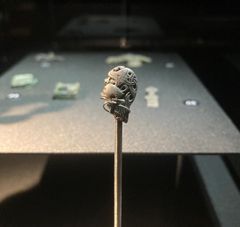 Fragmentet her er tolket som en amulet, der forestiller en valkyrie. Amuletter spiller en vigtig rolle i tolkningen af menneskers religion og verdensopfattelse i vikingetid. Det kan man høre mere om ved Bo Jensens foredrag ”Hvem var… de troende” på Lejre Museum i februar 2023. Foto: ROMU