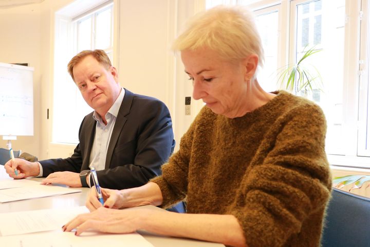 René Knudsen og Susanne Westhausen underskriver aftalen.