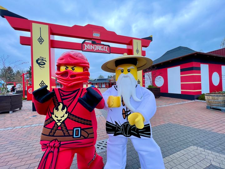 Den seje ninjafighter, Kai, og den dybsindige ninjamentor, Mester Wu, fra LEGO® NINJAGO® universet.