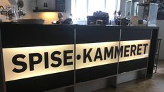 Sådan tager det nye logo sig ud på frontdesken af baren. Over det næste stykke tid, vil det nye logo være at finde flere og flere steder i den historiske bygning. FOTO: Bigum Grafisk