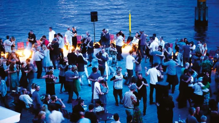Hele to repræsentanter fra Unescos verdens-kulturarvliste - tangoen og Kronborg - mødes, når der er gratis Tango på Kajen foran Kronborg i Helsingør lørdag den 28. august. Foto: Ditte Valente M2Tango