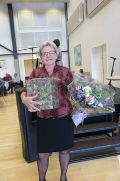 Jytte Jensen modtager Den sociale frivilligpris på vegne af Lone Algreen fra Vågetjenesten, Røde Kors Ishøj.