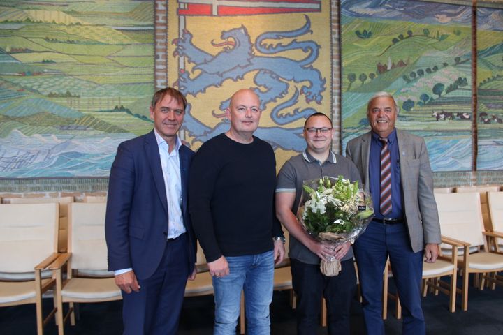 Thomas Andresen og Ejler Schütt fik sagt stort tillykke til slagterlærling Morten Øgendahl og hans tidligere mester Bo Banke. Foto: Aabenraa Kommune