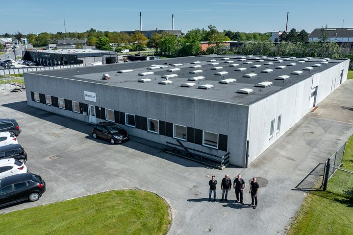 Lemvigh-Müllers nye håndværkerbutik i Esbjerg rykker ind på Ørnevej i byens nordlige industriområde. Her ses butikkens medarbejdere på den nye adresse med salgschef Kenneth Christensen yderst til højre.