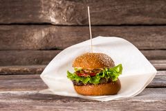 Abena introducerer nu verdens første svanemærkede burgerpapir.