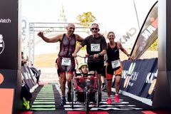Team Christoffer giver aldrig op. Nu vil de gennemføre den store drøm om en Ironman på Hawaii om seks uger - med hjælp til flybilletten. Privatfoto