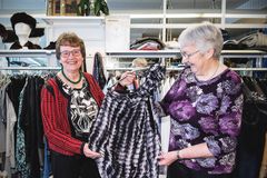 Folkekirkens Nødhjælps genbrugsbutikker drives af 3600 dedikerede frivillige. I 2016 gav butikkerne et samlet overskud på 25,1 mio. kroner. På fototet er Birthe og Edna, som 1. april fejrede 35 års jubilæum. Foto: Jens Wognsen