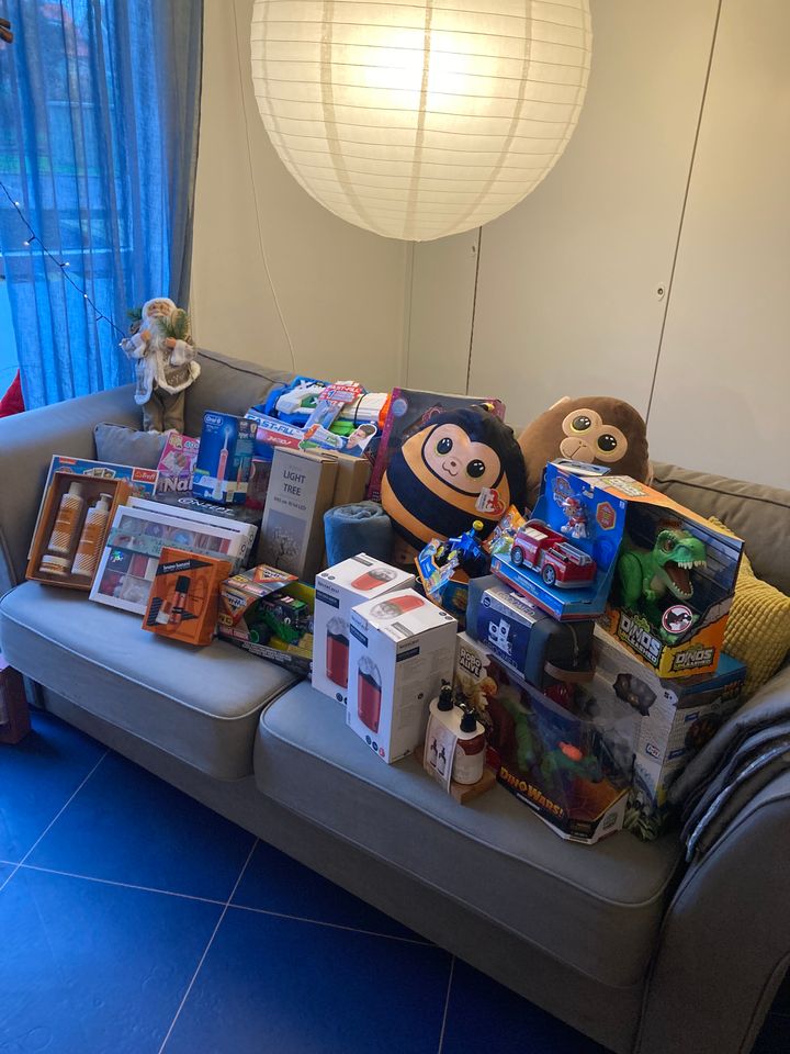 Alverdens forskelligt legetøj, puder m.m. skal fordeles til børn og unge i Barnets Blå Hus i Rønne, som drives af Blå Kors Danmark.