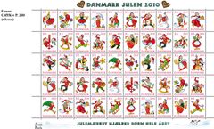En stor nissefamilie i fuld vigør med julens mange gøremål. Det er Årets Julemærkeark, som nu er til salg hos Post Danmark og hos Julemærkefonden.