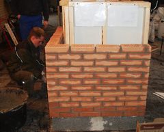 Nicolai Smed Kjær er i gang med at bygge en brusekabine på Grindsted Landbrugsskole.