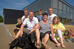 Anja og Ove Dam Hedegaard er glade for at flytte ind i deres Nyt Hjem-hus, hvor der er rigelig plads til fem børn (f.v. Emil, Alexander, Sebastian, Lasse og Victoria) og to hunde. Foto ved pressefotograf Henrik Bjerregrav.