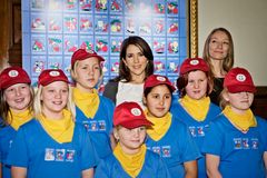 Foto, Kronprinsessen, Sine Bramming og Julemærkebørn
Kronprinsesse Mary og Sine Bramming flankeret af børn fra Julemærkehjemmet Hobro.