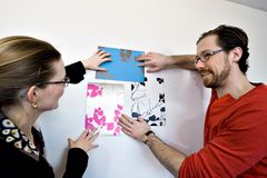 I Flügger farver E-butik kan kunden bestille en tapetprøve i A4 format, som leveres med posten. foto: Michael Altschul / Visuelmedie.dk.