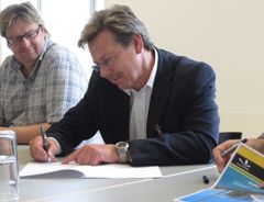 Rambøll Danmark A/S skrev kontrakt med Banedanmark den 23. juni 2011 og skal rådgive Den nye bane København-Ringsted vedr. projektering af banens bysektion. T.h. ses Tonni Christiansen, direktør i Rambøll Danmark. T.v. ses Jan Schneider-Tilli, projektdire