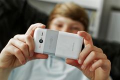 Privat og arbejdsmobil i en telefon. Første smartphone i Danmark med to SIM-kort, i én mobil – med hver sin ringetone. Leveres uden binding af teleselskab og af nyt dansk firma MacXtra.dk. Foto Ole Mortensen/Tilsted Com