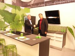 Salgschef hos AUBO Dan Østergård til venstre besegler den vigtige aftale med Monter i et af de nye AUBO showrooms i Norge.