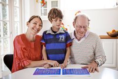 Foto, Familien Bramming:
Det var Frederik Brammings barnebarn Sine Bramming, der tog initiativ til at sende farfars tegninger ind som forslag til Årets Julemærke. Her er Sine flankeret af sin søn Markus og sin far, Frederik Brammings søn, Bo Bramming.