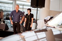 Pernille Rosendahl og Casper Christensen skal fremover køre Range Rover Evoque.