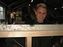 Nicolai Smed Kjær er i gang med at bygge en brusekabine på Grindsted Landbrugsskole.