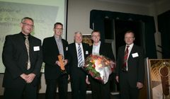 Billedtekst: Det blev virksomheden Gråkjær A/S, her repræsenteret ved Benny Lægsgaard (nr 2 fra venstre) og Tommy Wølk (nr 4 fra venstre), der vandt den midtjyske regionfinale i Entrepreneur Of The Year-konkurrencen. På billedet ses endvidere (yderst til