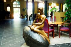 Virksomheder, organisationer eller enkeltpersoner har nu mulighed for at købe eller leje én af de tre kopier, der findes af den originale skulptur. Kopien er ligesom originalen fremstillet i bronze og placeret på en sten. Foto ved Tilsted Com.