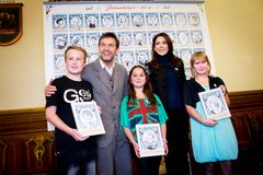 Tre af børnene på årets Julemærke var med til præsentationen af mærket. Her sammen med kunstneren bag, Carl Quist-Møller og Kronprinsesse Mary.