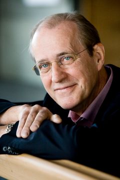 Dirigent Frans Rasmussen – kendt fra tv-udsendelerne ”Stemmer fra Vollsmose” – skal lede koret fra Grønnedal.