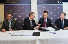 Leveringen af nye signaler til den danske jernbane blev underskrevet i dag. Her udveksler Jesper Hansen, adm. dir. i Banedanmark (tv), den 2,4 mia. kr. store kontrakt om levering af signaler til jernbanen øst for Lillebælt med Senior Vice President Andrea