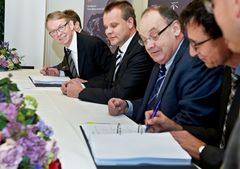 Administrerende direktør Jesper Hansen, Banedanmark (tv), overvåger fransk-britiske Thales-balfour Beatty Rails underskrivning af den ca. 3 mia. kr. store kontrakt om levering af signaler til det jyske Jernbanenet. Fra højre er det adm.dir Per Bredesgaard