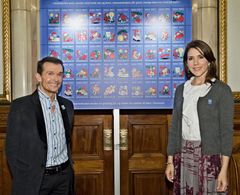 Kronprinsessen afslørede årets Julemærke 2011 på København Rådhus. Her blev Ole Henriksen samtidig præsenteret som ambassadør for Julemærkehjemmene.