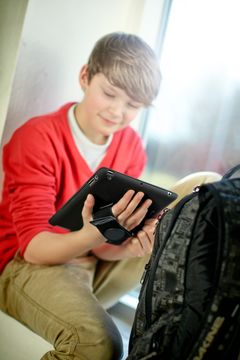 Det fleksible cover med håndrem er en oplagt måde at beskytte iPad’en på. Samtidig gør cover og håndrem det muligt at bruge iPad’en på flere forskellige måder. Foto ved fotograf Ole Mortensen/Tilsted Com. 