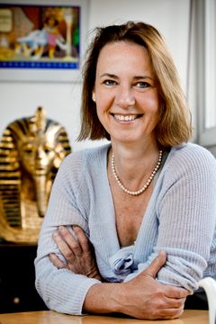 Kunstneren bag Årets Julemærke er i år 51-årige Sussi Bech, som er kendt som både forfatter og illustrator til en lang række udgivelser, blandt andet Nofret og Kaj og Andrea.