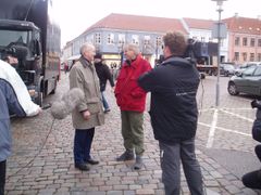 Billede fra 1. optagedag på Nytorv i Viborg, den 14. november 2005, hvor Viborg Kommunes borgmester, Johannes Stensgaard (tv.), byder instruktør Nils Malmros velkommen.
Foto: Viborg Kommune.